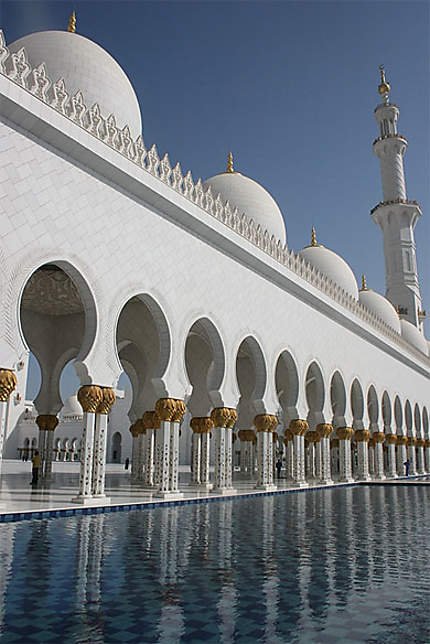 Architecture islamique majestueuse avec dômes et arches blanches, reflet de l’élégance et de la spiritualité portée par Imani Aksa